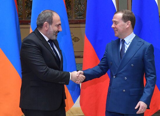 Премьер-министр РФ Д. Медведев встретился с премьер-министром Армении Н. Пашиняном 