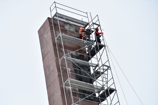 Во Львове демонтируют стелу Монумента Славы