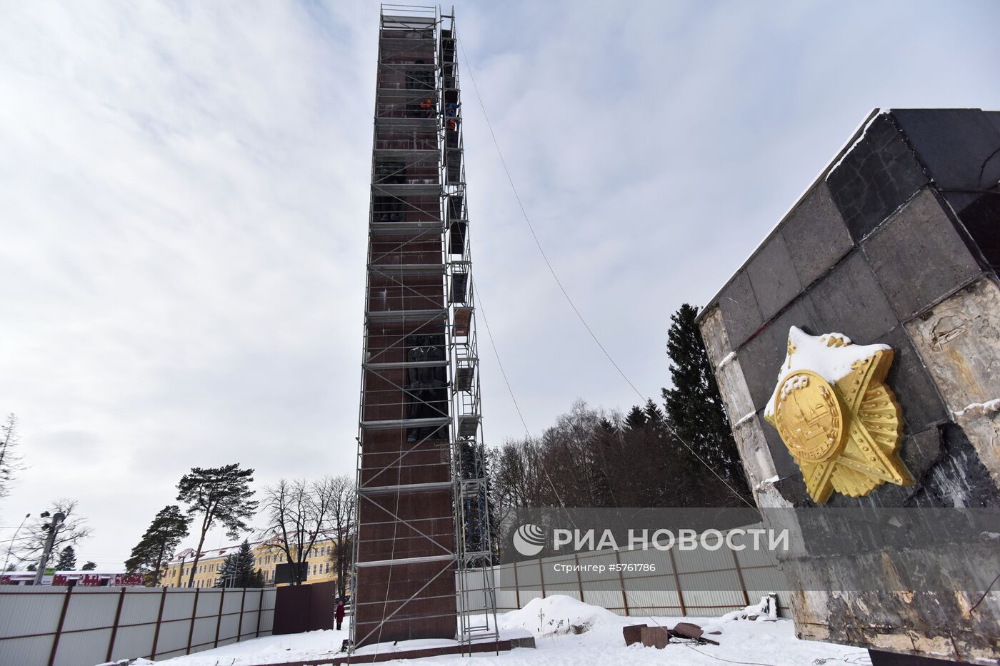 Во Львове демонтируют стелу Монумента Славы