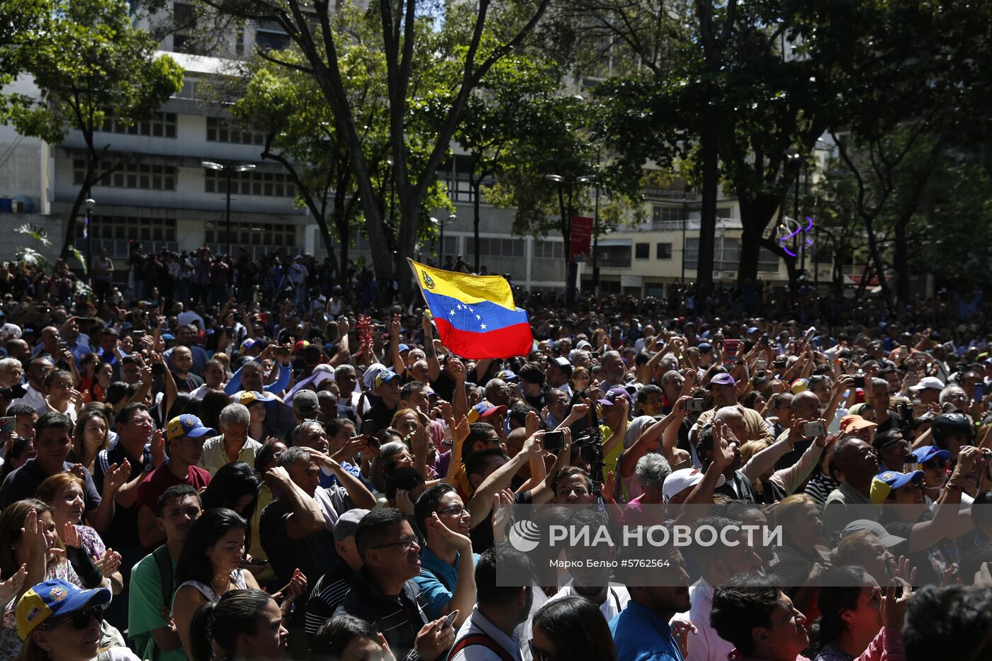 Лидер оппозиции Венесуэлы Хуан Гуаидо выступил на митинге в Каракасе 