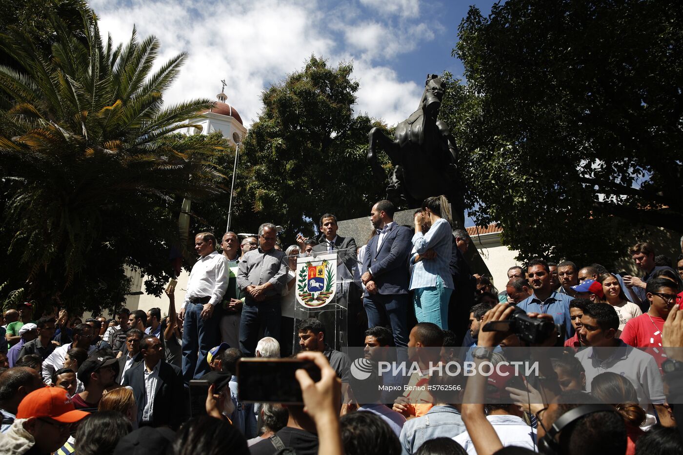 Лидер оппозиции Венесуэлы Хуан Гуаидо выступил на митинге в Каракасе 