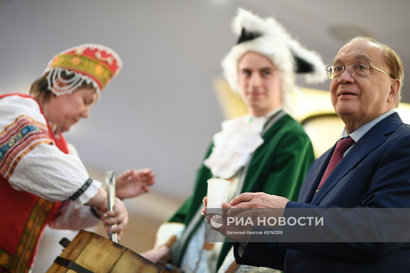 Церемония розлива медовухи в МГУ