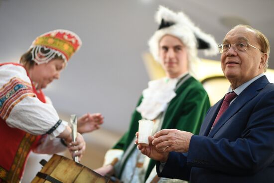 Церемония розлива медовухи в МГУ