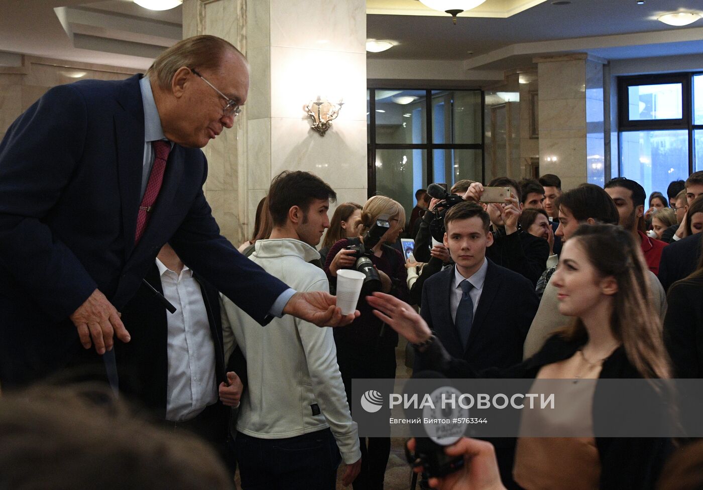 Церемония розлива медовухи в МГУ