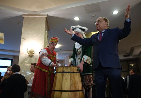 Церемония розлива медовухи в МГУ