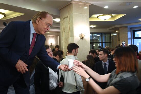 Церемония розлива медовухи в МГУ