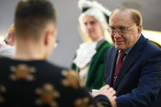 Церемония розлива медовухи в МГУ