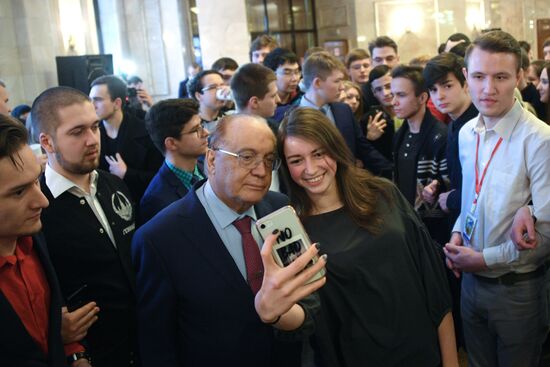 Церемония розлива медовухи в МГУ