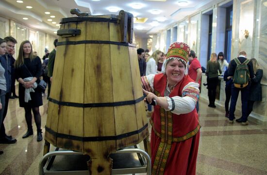 Церемония розлива медовухи в МГУ