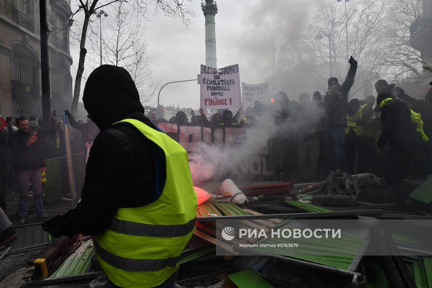 Протестная акция "желтых жилетов" в Париже