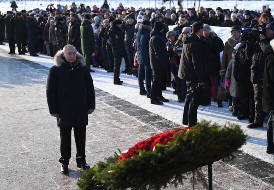 Президент РФ В. Путин принимает участие в мероприятиях в честь 75-летия освобождения Ленинграда от фашистской блокады