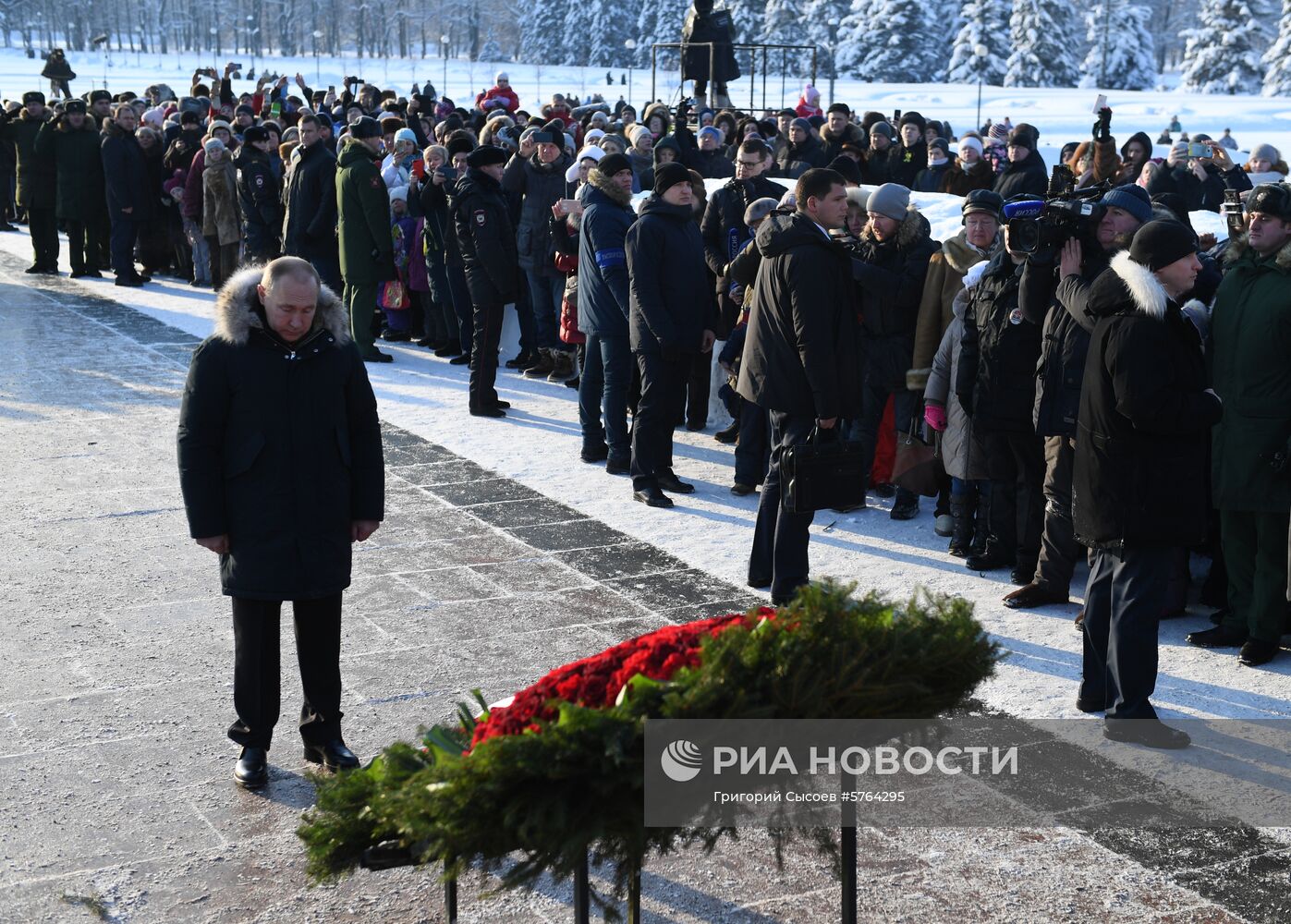 Президент РФ В. Путин принимает участие в мероприятиях в честь 75-летия освобождения Ленинграда от фашистской блокады