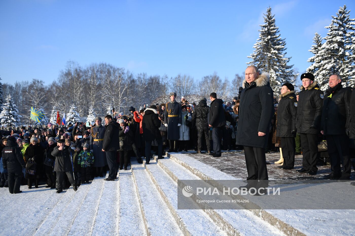 Президент РФ В. Путин принимает участие в мероприятиях в честь 75-летия освобождения Ленинграда от фашистской блокады