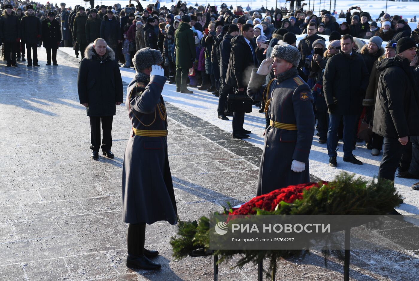 Президент РФ В. Путин принимает участие в мероприятиях в честь 75-летия освобождения Ленинграда от фашистской блокады