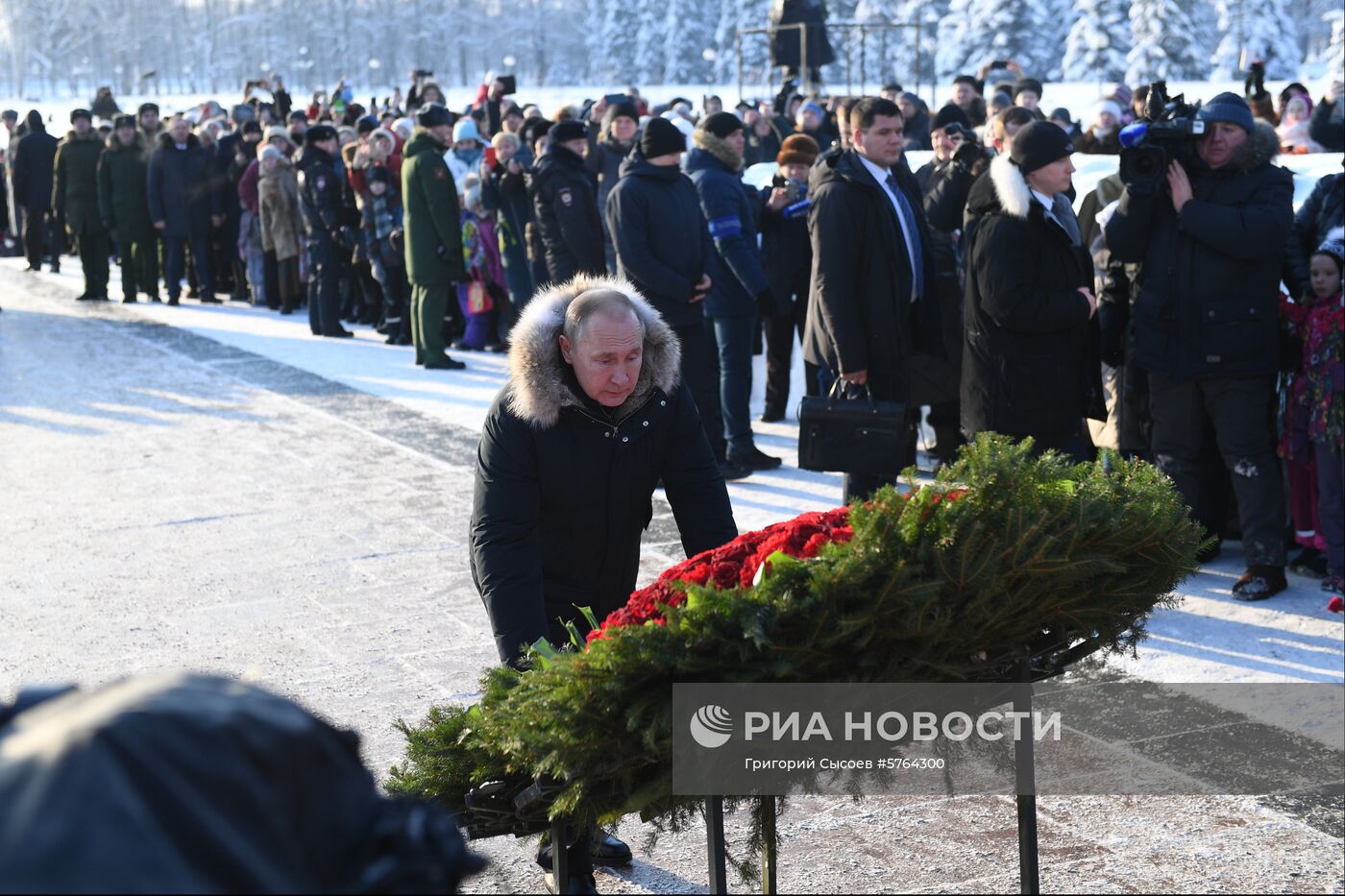 Президент РФ В. Путин принимает участие в мероприятиях в честь 75-летия освобождения Ленинграда от фашистской блокады