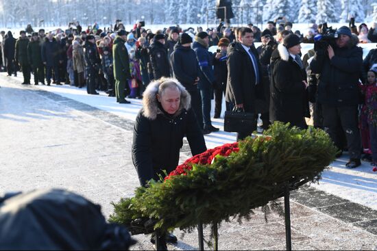 Президент РФ В. Путин принимает участие в мероприятиях в честь 75-летия освобождения Ленинграда от фашистской блокады