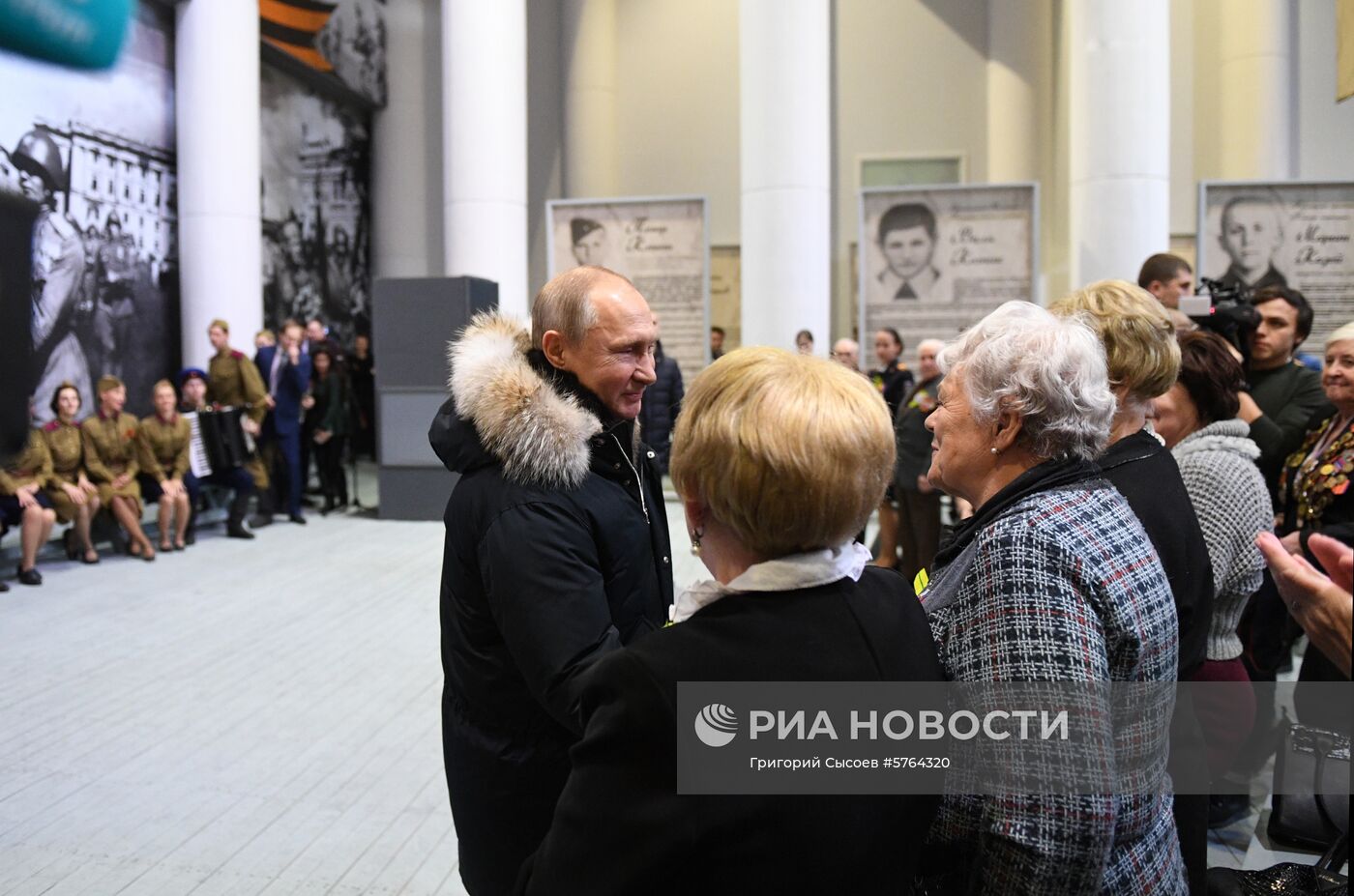 Президент РФ В. Путин принимает участие в мероприятиях в честь 75-летия освобождения Ленинграда от фашистской блокады