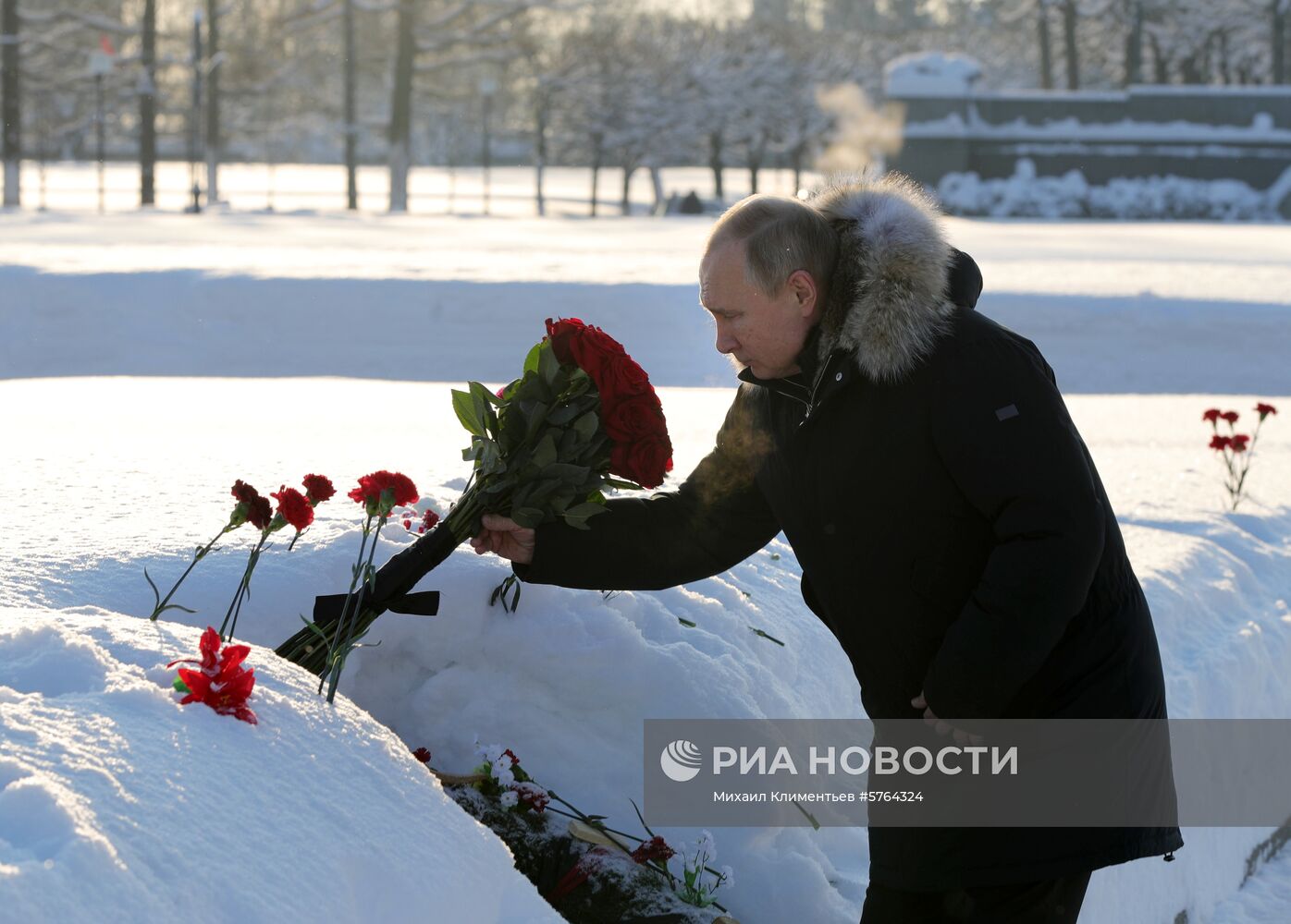 Президент РФ В. Путин принимает участие в мероприятиях в честь 75-летия освобождения Ленинграда от фашистской блокады