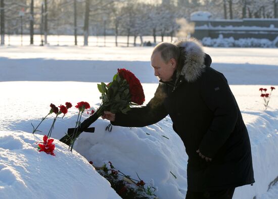 Президент РФ В. Путин принимает участие в мероприятиях в честь 75-летия освобождения Ленинграда от фашистской блокады