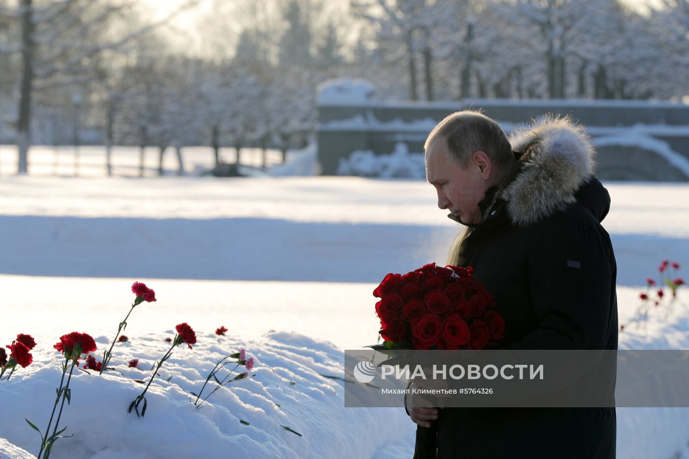 Президент РФ В. Путин принимает участие в мероприятиях в честь 75-летия освобождения Ленинграда от фашистской блокады