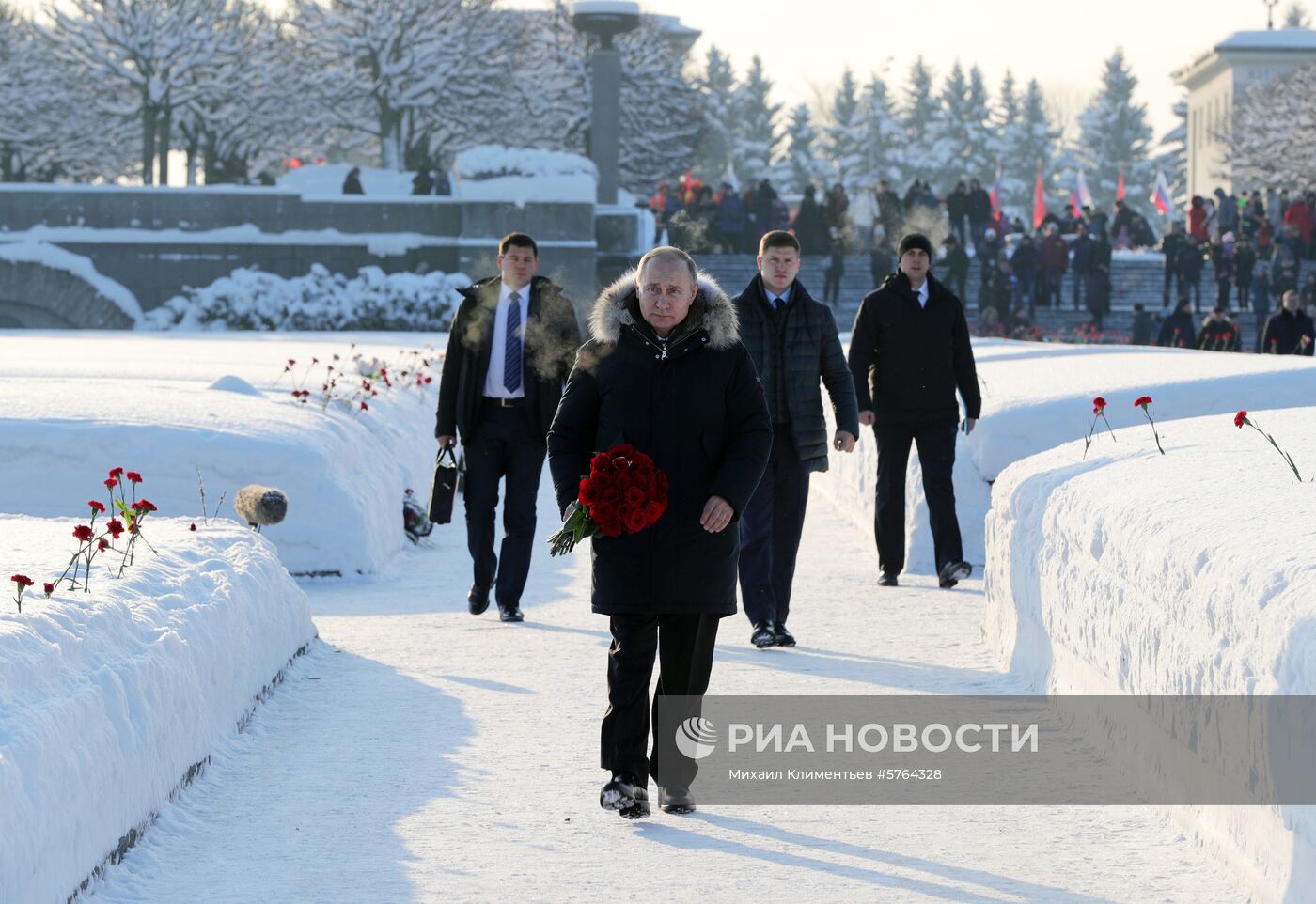 Президент РФ В. Путин принимает участие в мероприятиях в честь 75-летия освобождения Ленинграда от фашистской блокады