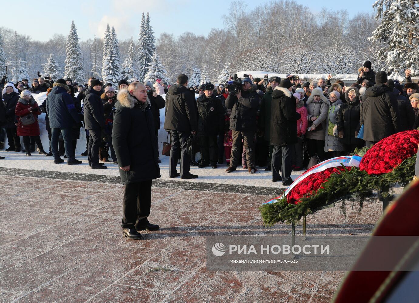 Президент РФ В. Путин принимает участие в мероприятиях в честь 75-летия освобождения Ленинграда от фашистской блокады