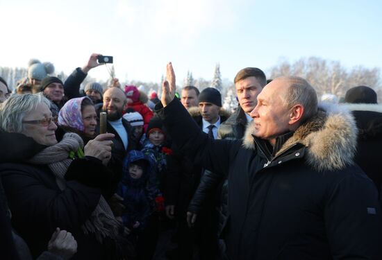 Президент РФ В. Путин принимает участие в мероприятиях в честь 75-летия освобождения Ленинграда от фашистской блокады