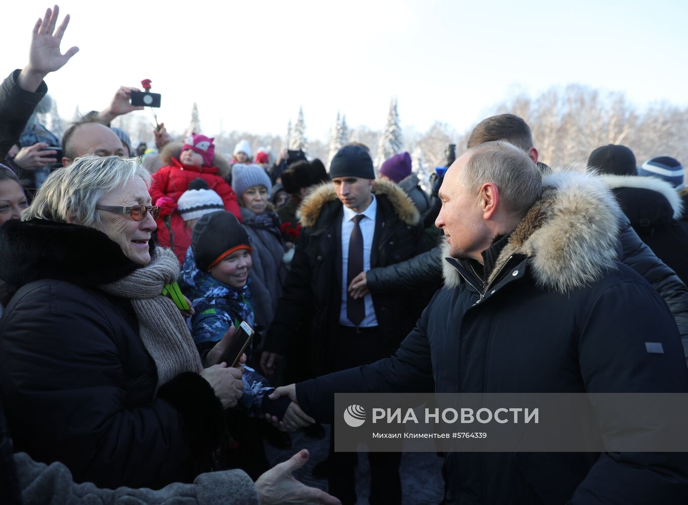 Президент РФ В. Путин принимает участие в мероприятиях в честь 75-летия освобождения Ленинграда от фашистской блокады