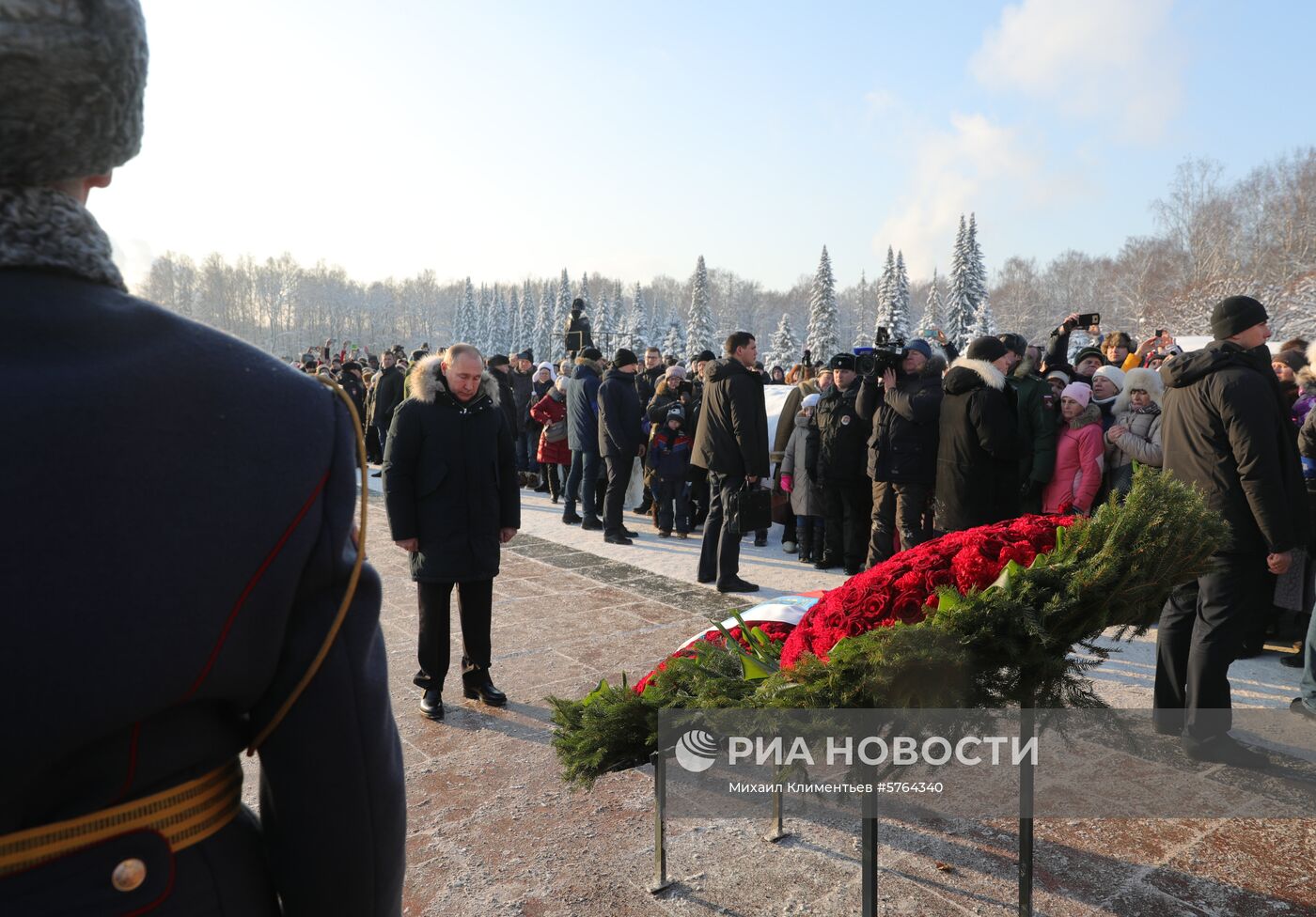 Президент РФ В. Путин принимает участие в мероприятиях в честь 75-летия освобождения Ленинграда от фашистской блокады