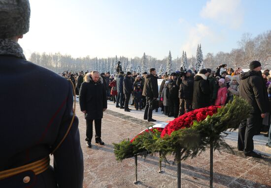 Президент РФ В. Путин принимает участие в мероприятиях в честь 75-летия освобождения Ленинграда от фашистской блокады