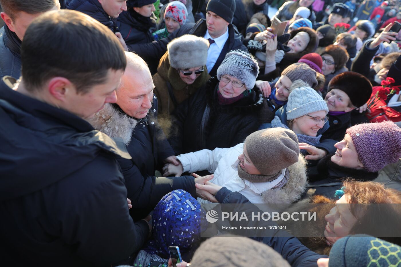 Президент РФ В. Путин принимает участие в мероприятиях в честь 75-летия освобождения Ленинграда от фашистской блокады