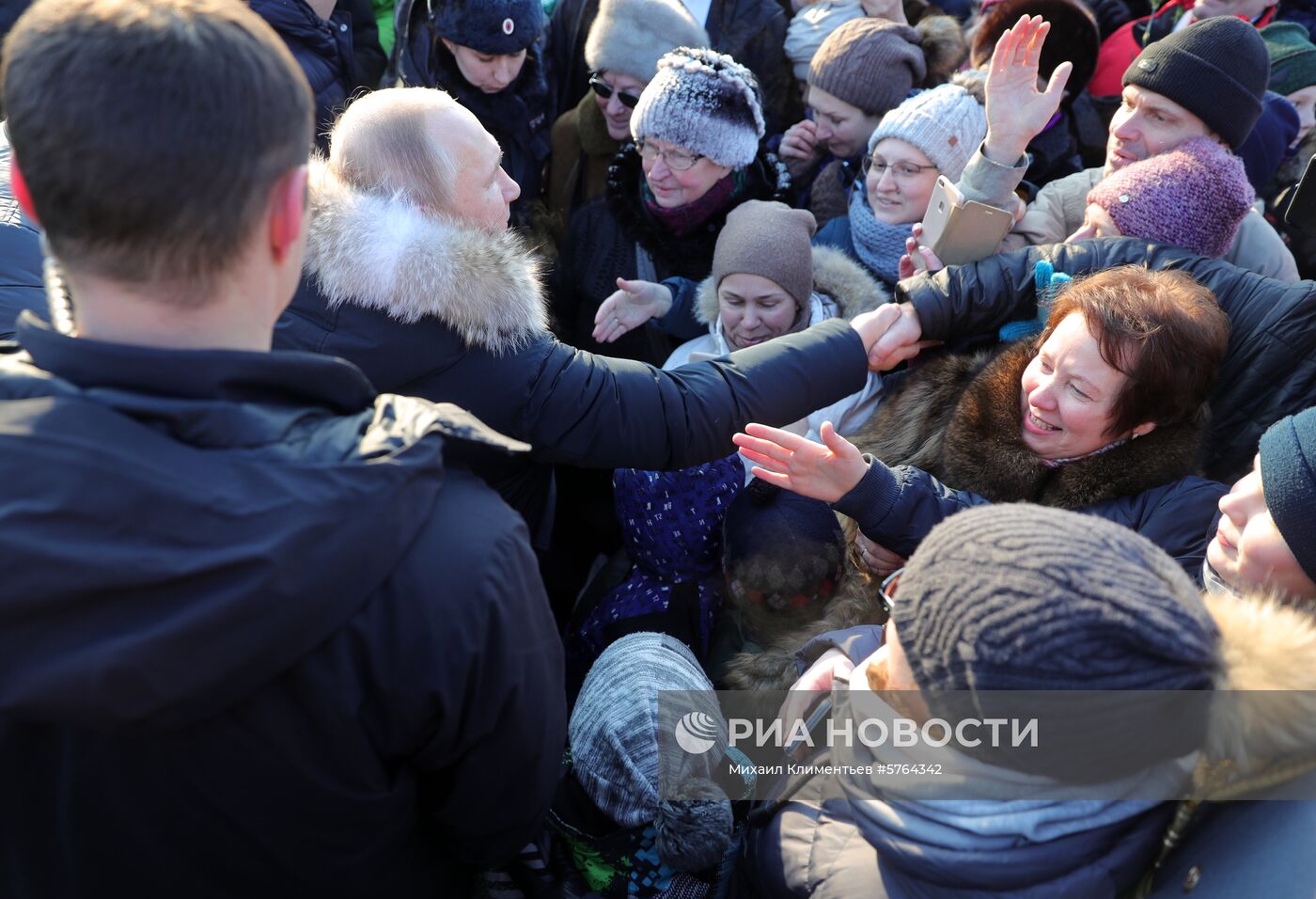 Президент РФ В. Путин принимает участие в мероприятиях в честь 75-летия освобождения Ленинграда от фашистской блокады