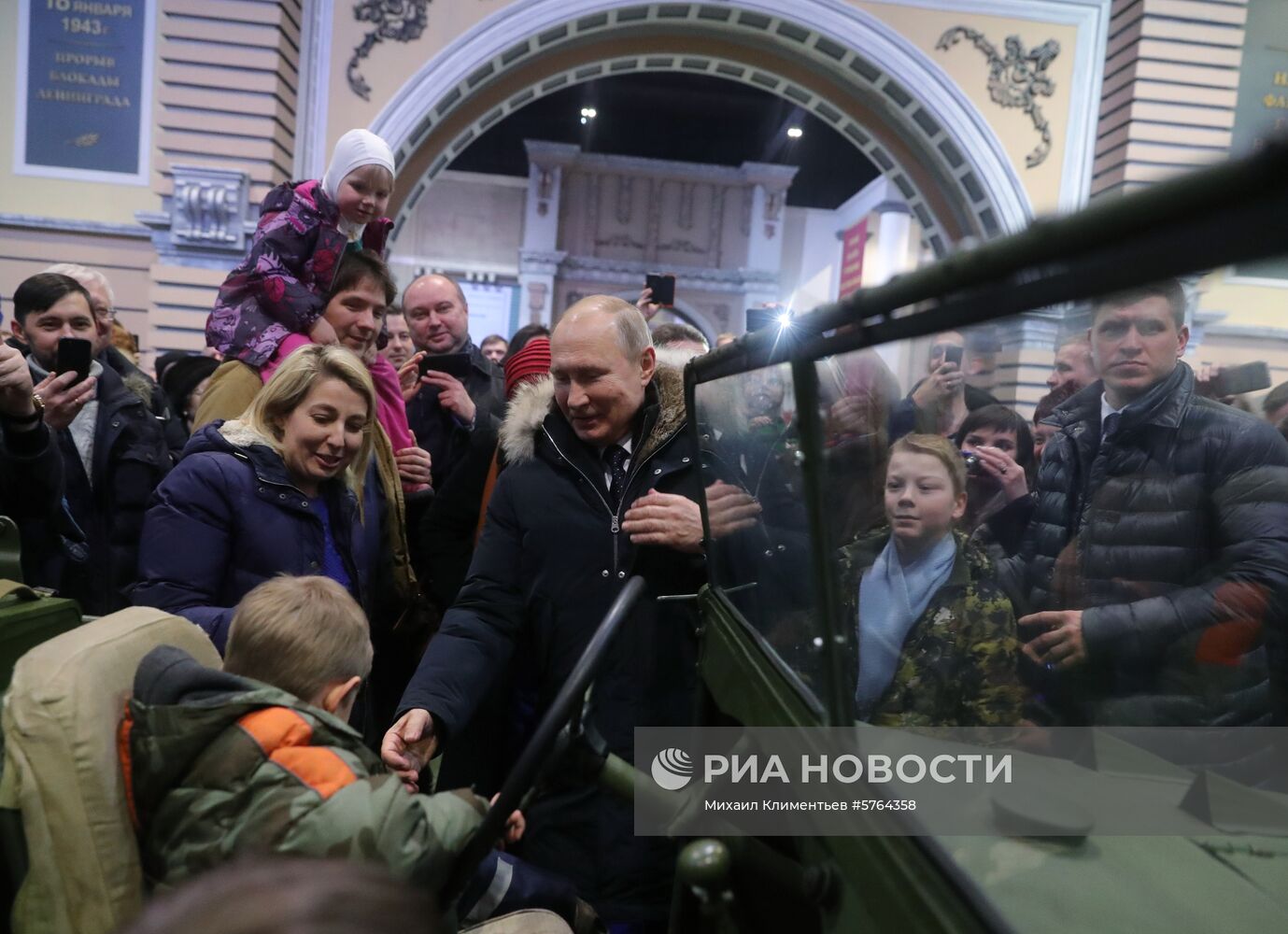 Президент РФ В. Путин принимает участие в мероприятиях в честь 75-летия освобождения Ленинграда от фашистской блокады