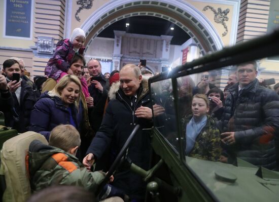 Президент РФ В. Путин принимает участие в мероприятиях в честь 75-летия освобождения Ленинграда от фашистской блокады