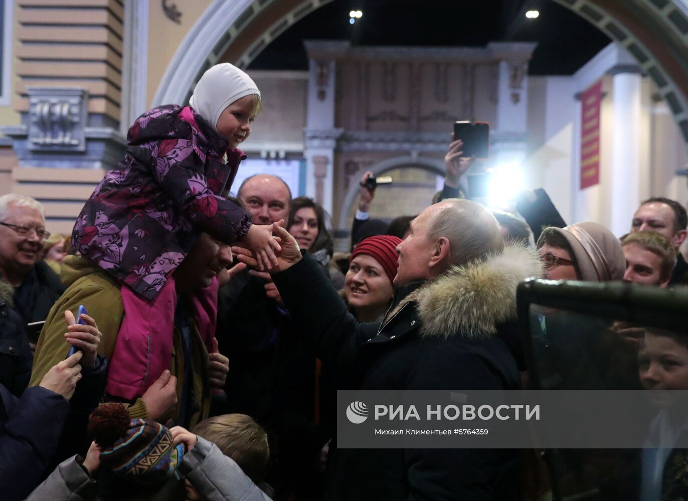 Президент РФ В. Путин принимает участие в мероприятиях в честь 75-летия освобождения Ленинграда от фашистской блокады