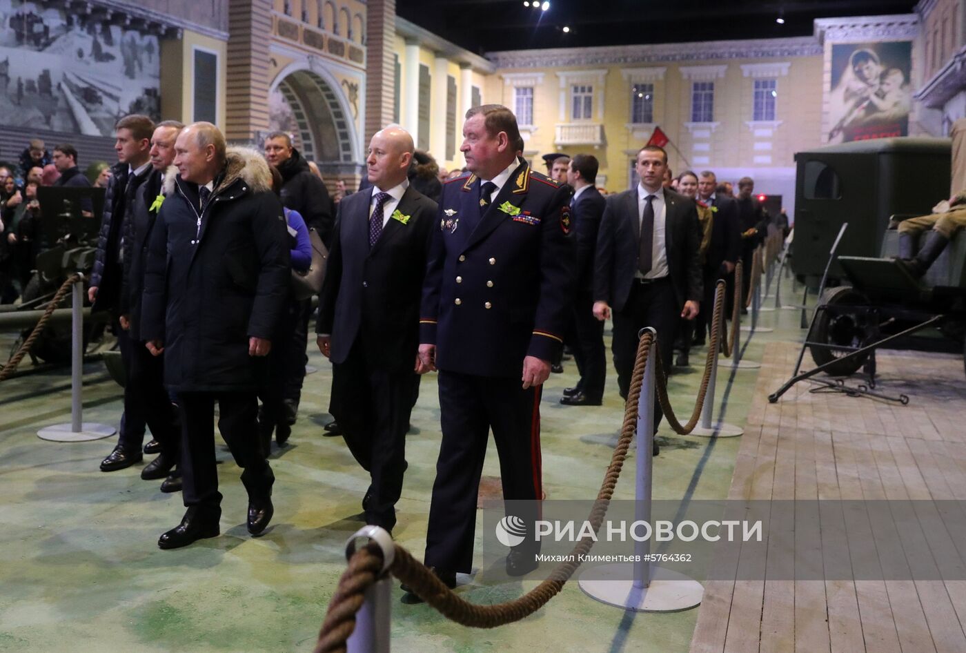 Президент РФ В. Путин принимает участие в мероприятиях в честь 75-летия освобождения Ленинграда от фашистской блокады