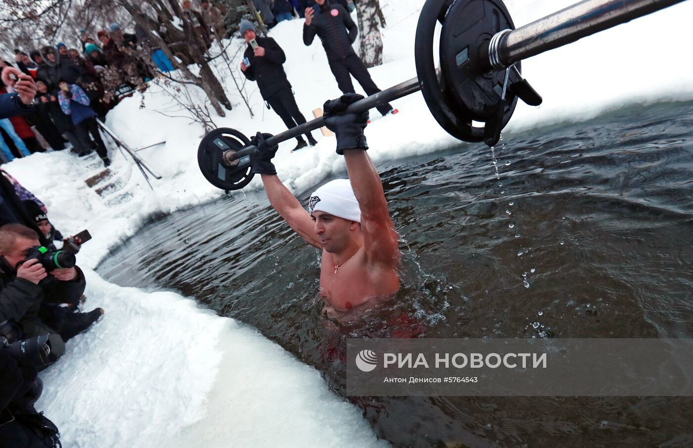 Установка мирового рекорда по жиму штанги в проруби