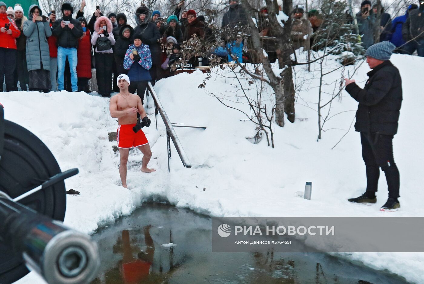 Установка мирового рекорда по жиму штанги в проруби