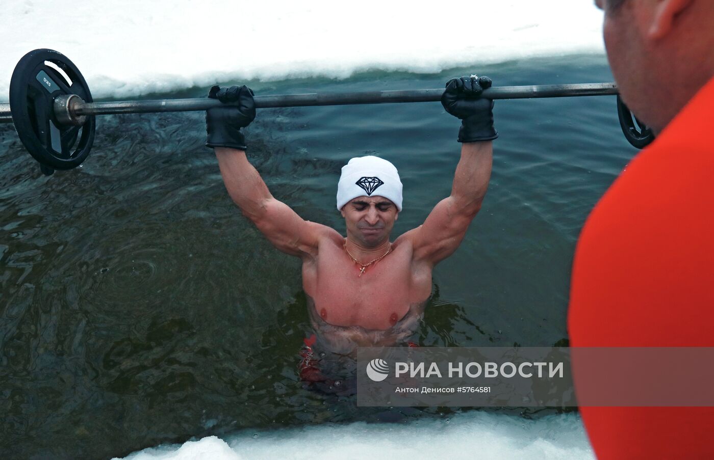 Установка мирового рекорда по жиму штанги в проруби