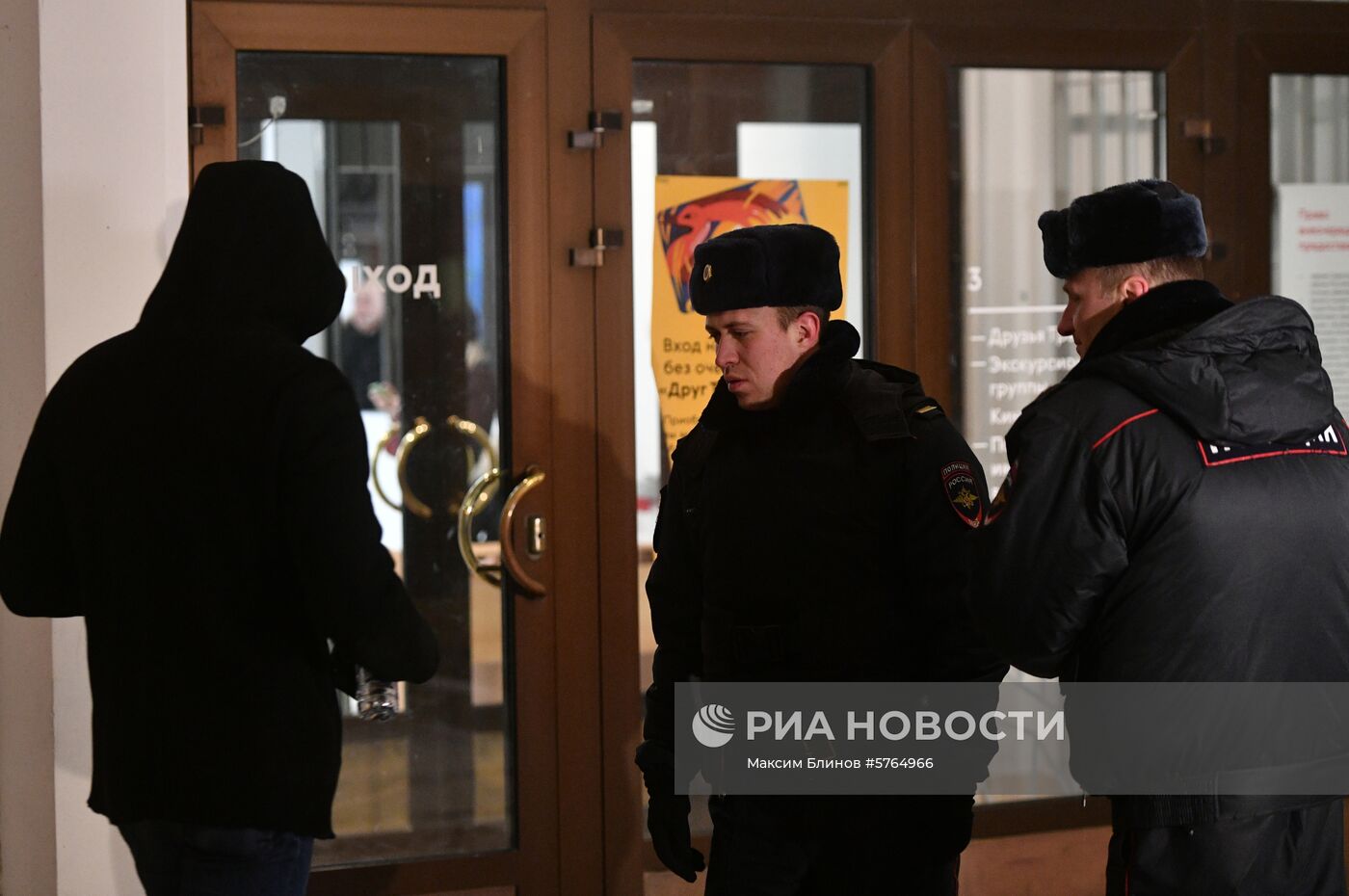 Обстановка у входа в Инженерный корпус Третьяковской галереи