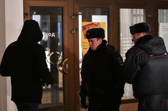 Обстановка у входа в Инженерный корпус Третьяковской галереи