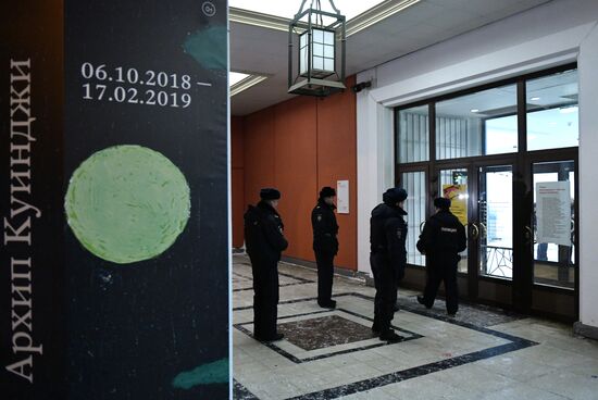 Обстановка у входа в Инженерный корпус Третьяковской галереи