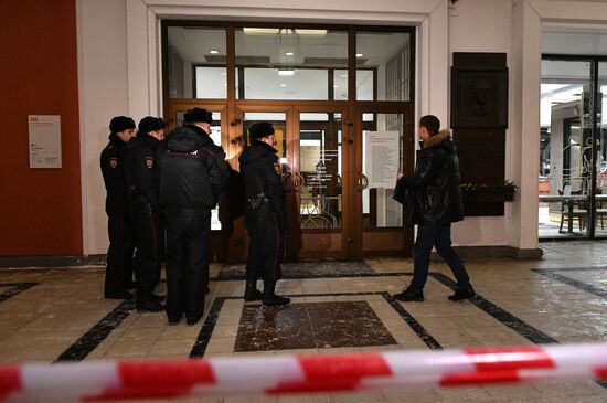 Обстановка у входа в Инженерный корпус Третьяковской галереи