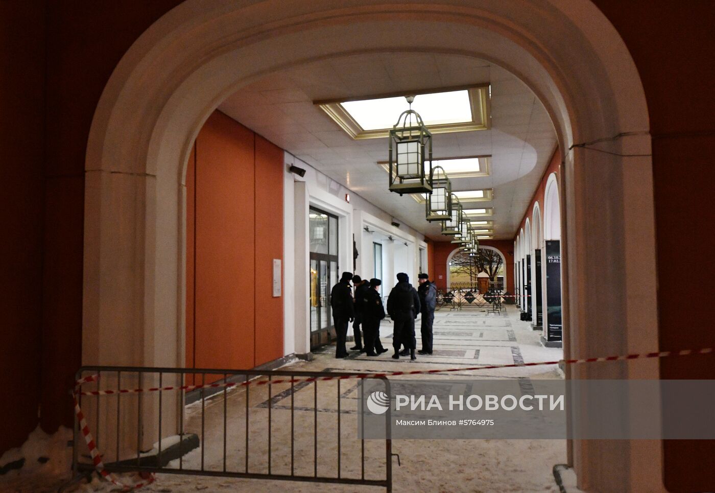 Обстановка у входа в Инженерный корпус Третьяковской галереи