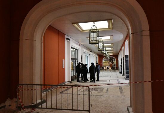 Обстановка у входа в Инженерный корпус Третьяковской галереи