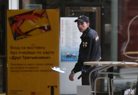 Обстановка у входа в Инженерный корпус Третьяковской галереи