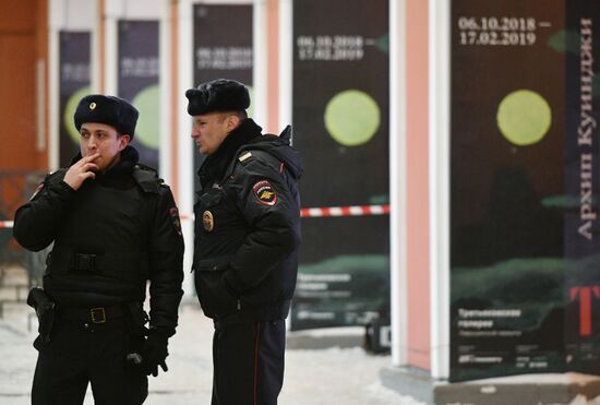 Обстановка у входа в Инженерный корпус Третьяковской галереи