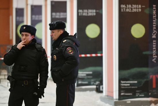 Обстановка у входа в Инженерный корпус Третьяковской галереи
