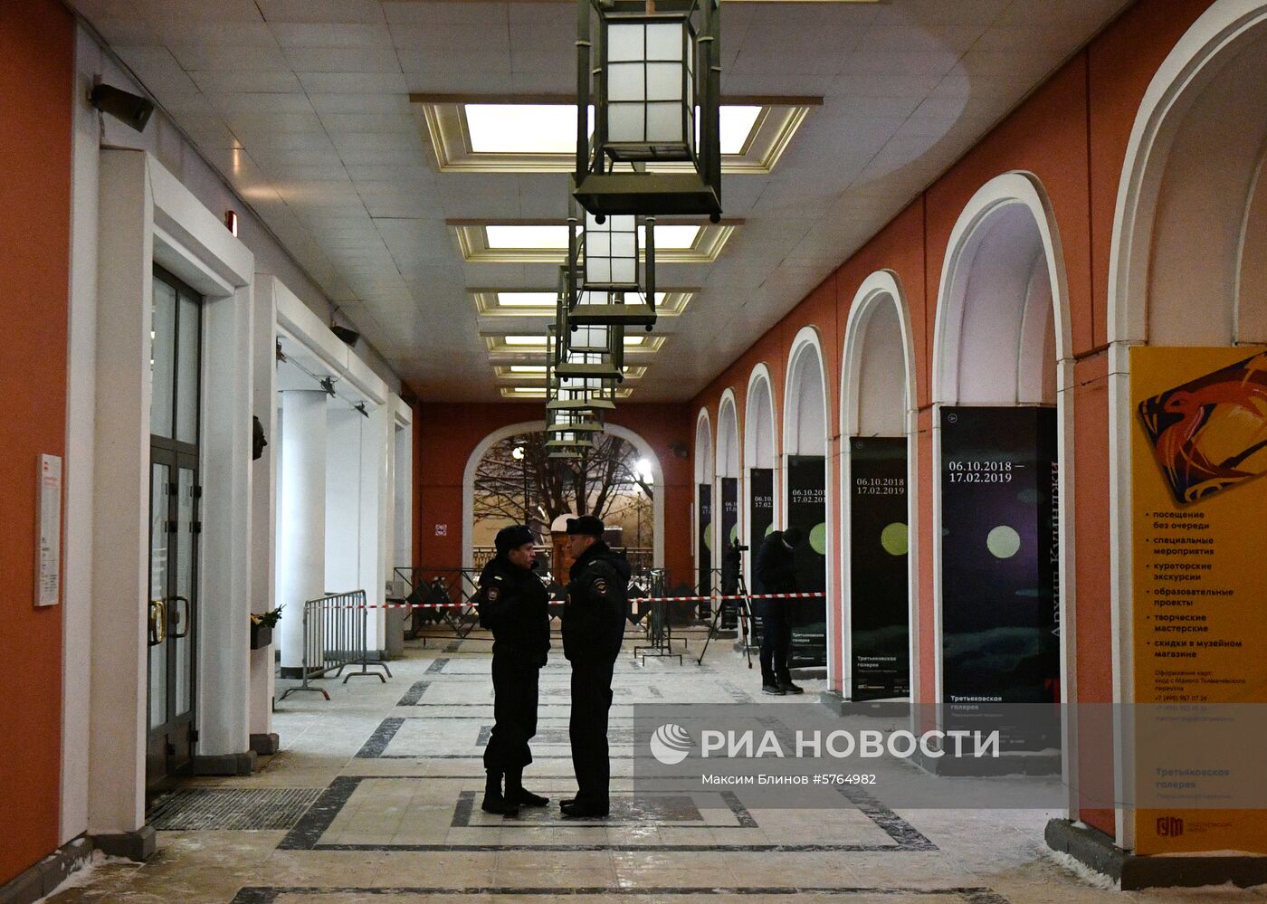 Обстановка у входа в Инженерный корпус Третьяковской галереи