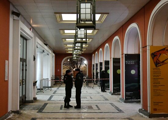 Обстановка у входа в Инженерный корпус Третьяковской галереи